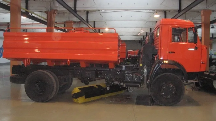 Машина поливомоечная МП-7